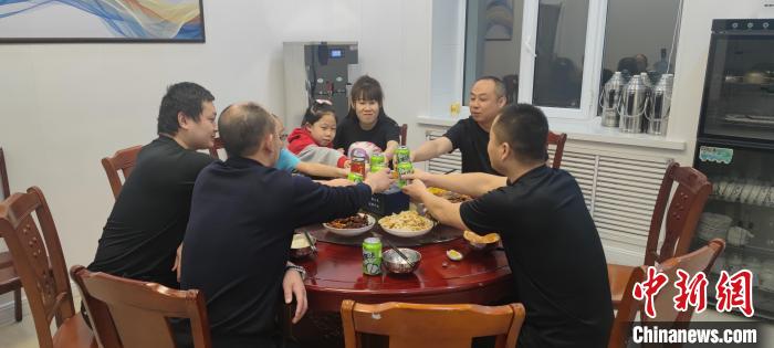 圖為恩和哈達(dá)邊境派出所的年夜飯?！《骱凸_(dá)邊境派出所供圖